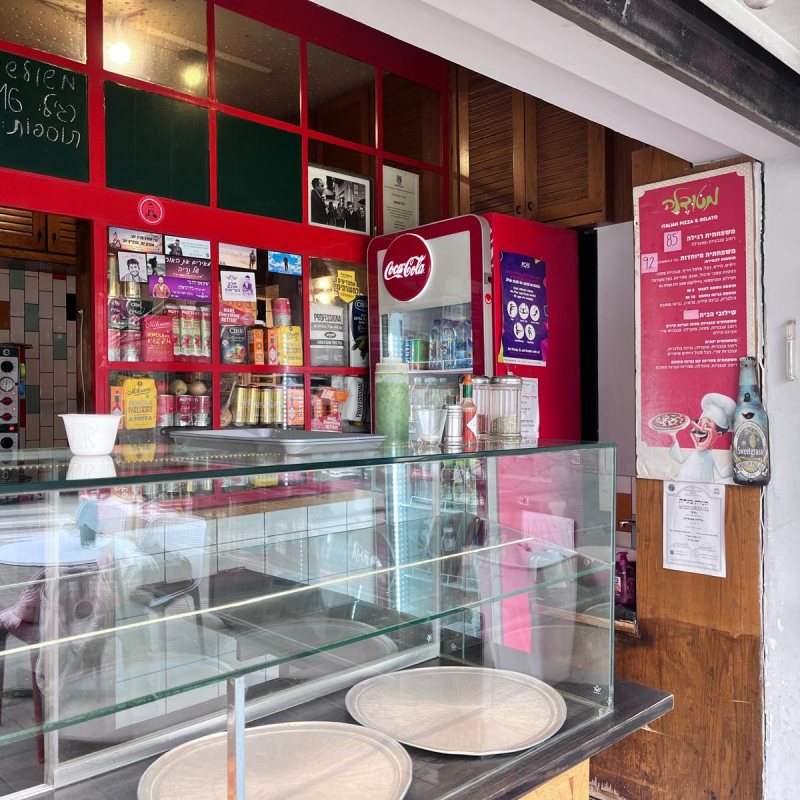 Counter and menu at Pizza Metudela - Pizza Metudela - Jerusalem