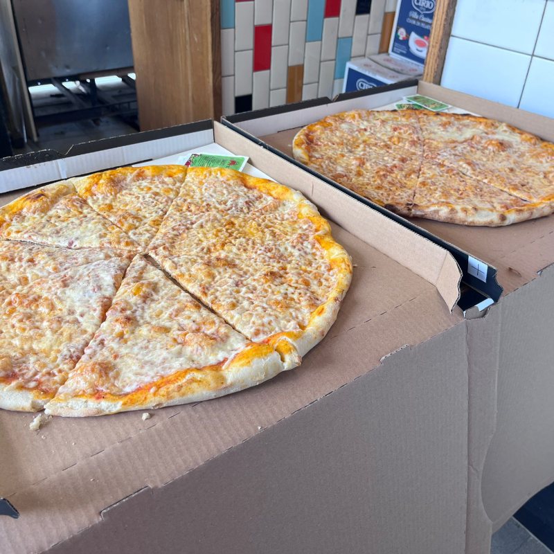 Cheese pizzas at Pizza Metudela - Pizza Metudela - Jerusalem